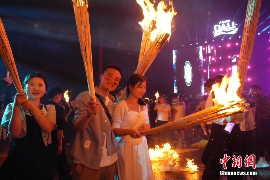 Yunnan: turistas juntam-se às celebra??es do Festival da Tocha em Kunming
