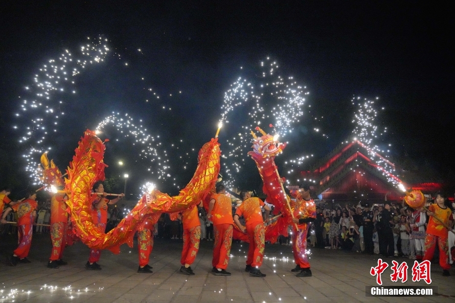Yunnan: turistas juntam-se às celebra??es do Festival da Tocha em Kunming