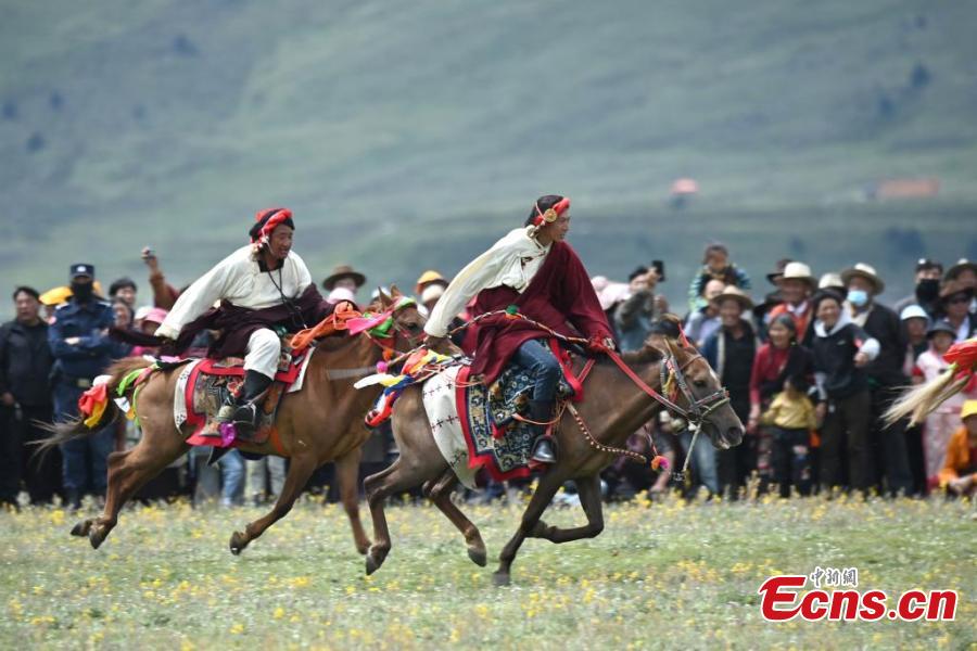 Corrida de cavalos tem início em Sichuan
