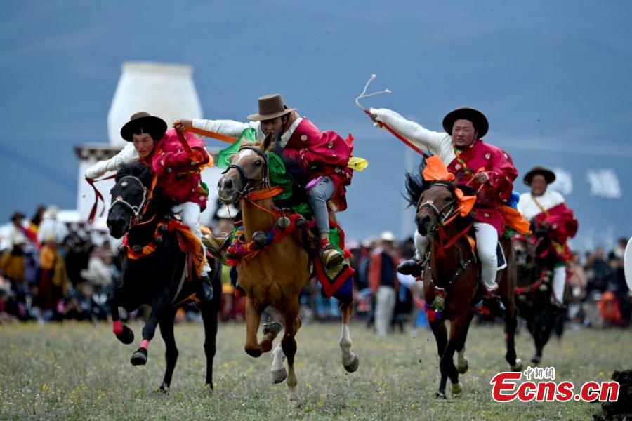 Corrida de cavalos tem início em Sichuan