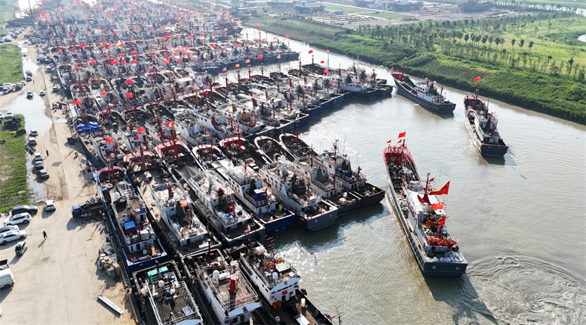 Milhares de barcos de pesca est?o prontos para a pesca