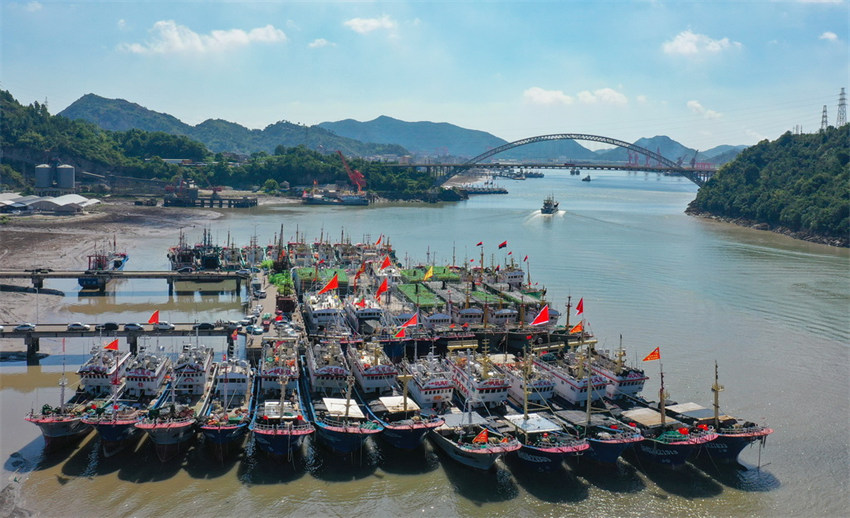 Milhares de barcos de pesca est?o prontos para a pesca