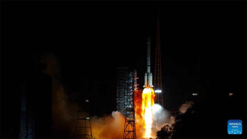 China lan?a novo satélite de servi?os de internet de alta órbita