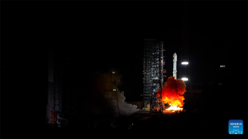 China lan?a novo satélite de servi?os de internet de alta órbita