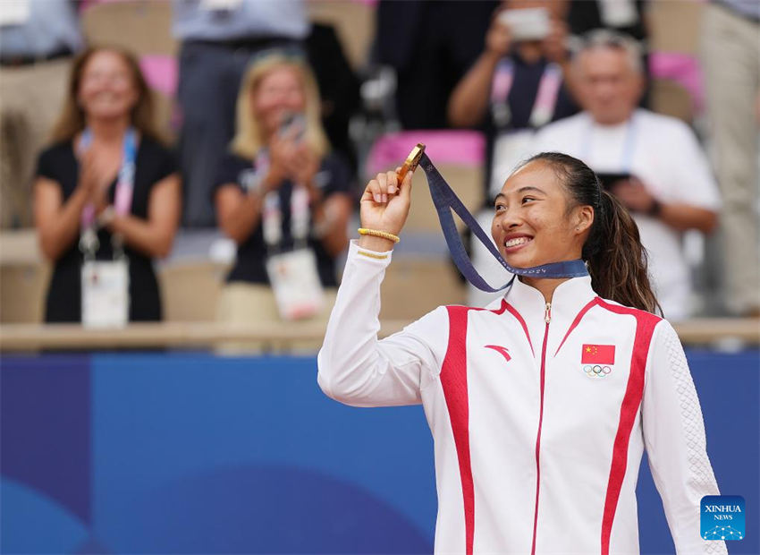 Zheng Qinwen faz história no tênis para a ásia