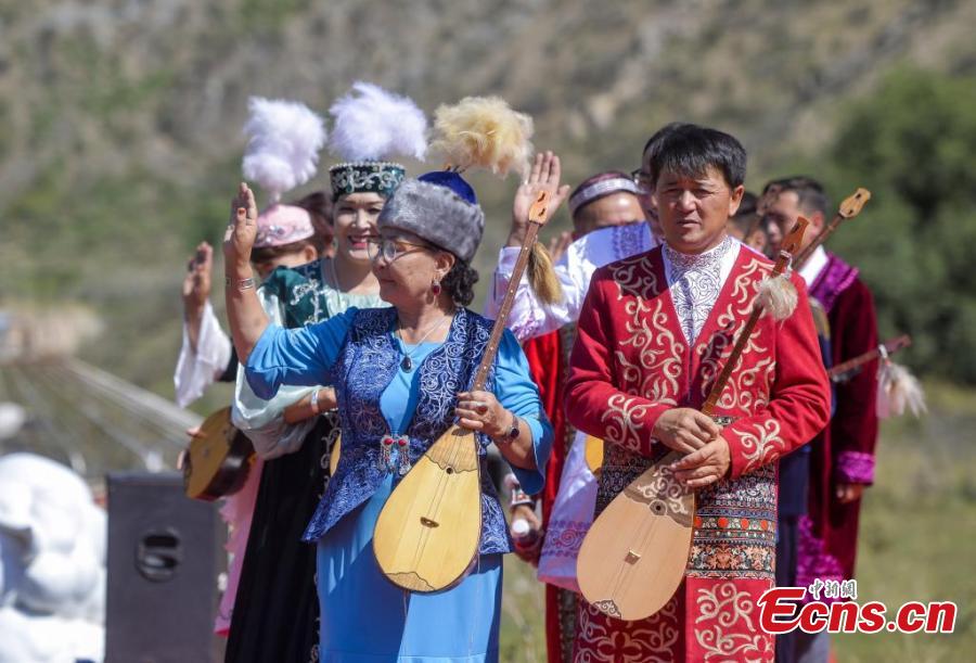 Arte folclórica mostra patrim?nio cultural étnico único em Xinjiang