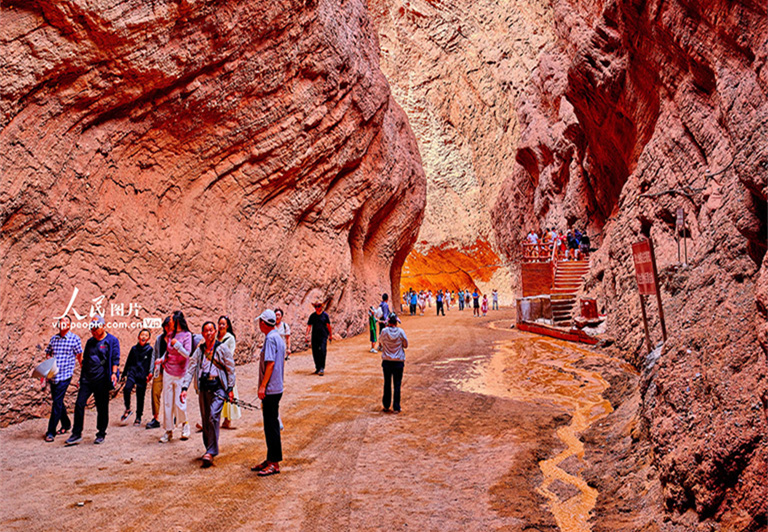 Xinjiang: Canyon de Tianshan atrai turistas em Kuche
