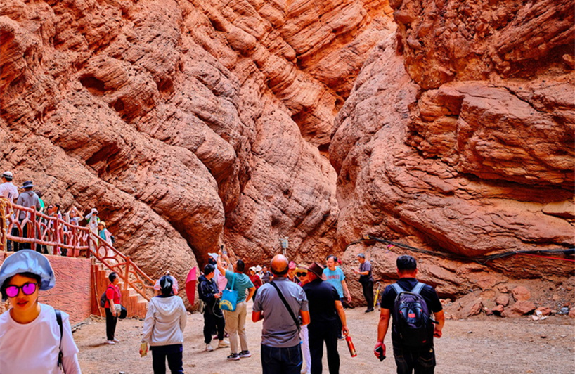 Xinjiang: Canyon de Tianshan atrai turistas em Kuche