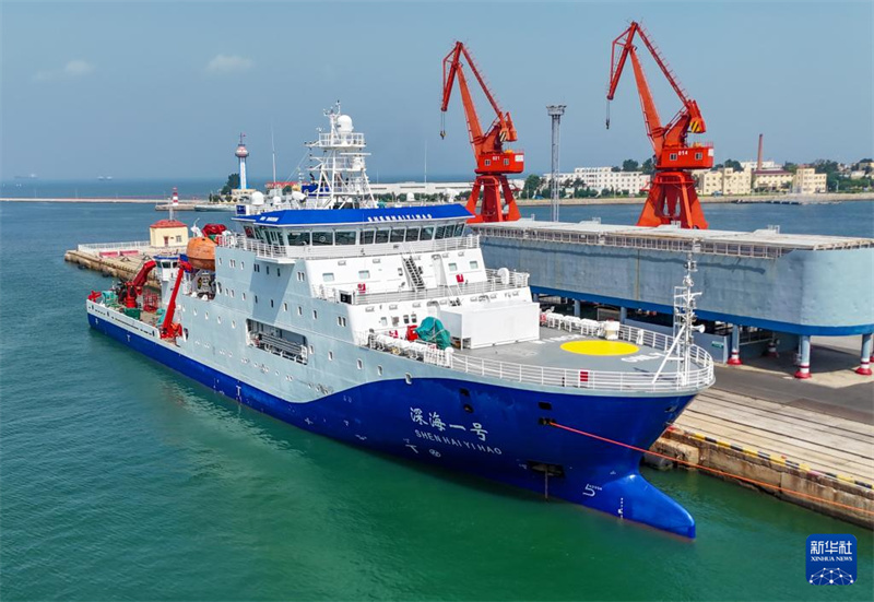 Equipe de expedi??o científica zarpa para explorar o Oceano Pacífico Ocidental