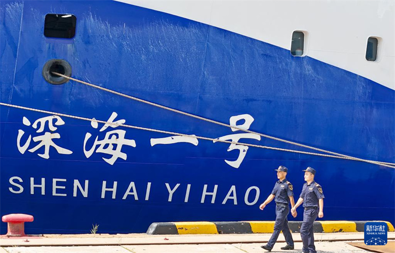 Equipe de expedi??o científica zarpa para explorar o Oceano Pacífico Ocidental