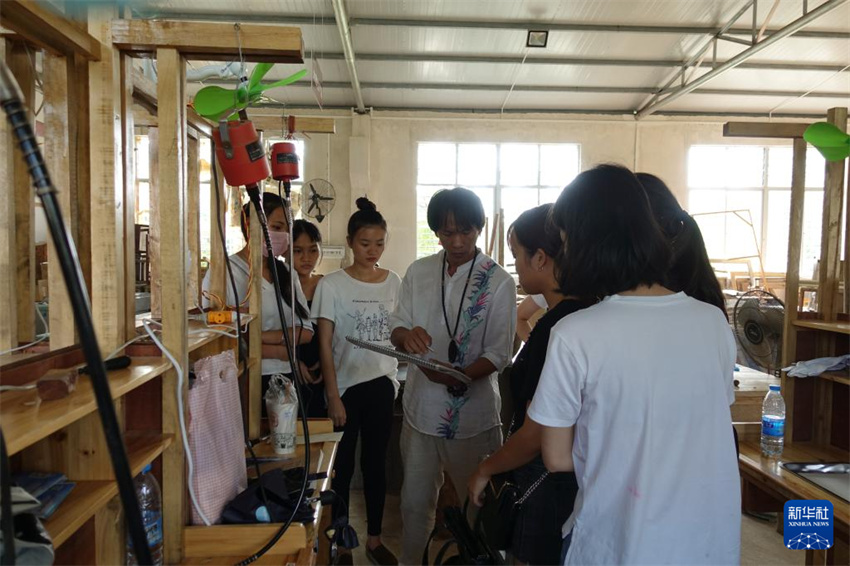 Perseveran?a e inova??o do herdeiro da escultura de coco