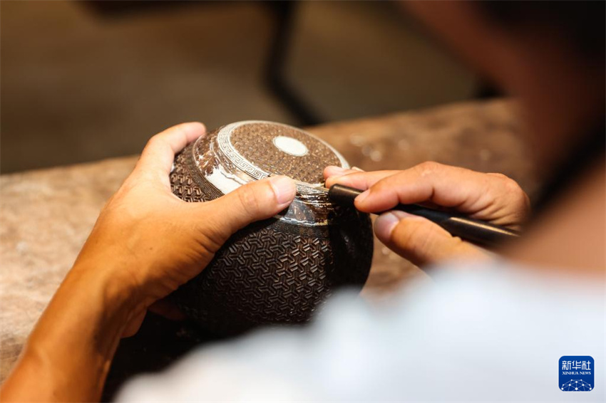 Perseveran?a e inova??o do herdeiro da escultura de coco