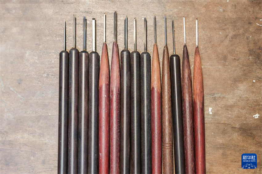 Perseveran?a e inova??o do herdeiro da escultura de coco