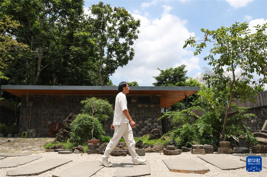 Perseveran?a e inova??o do herdeiro da escultura de coco