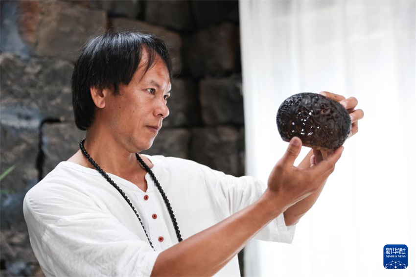 Perseveran?a e inova??o do herdeiro da escultura de coco