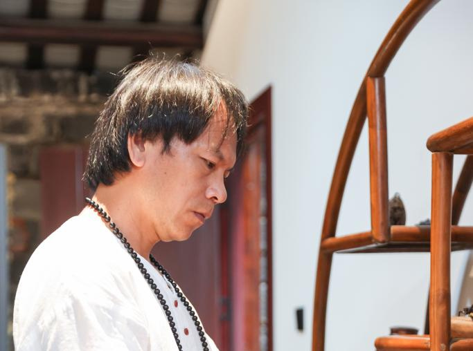 Perseveran?a e inova??o do herdeiro da escultura de coco