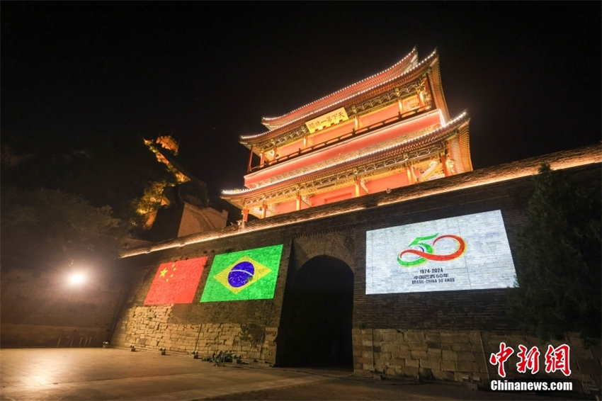 Se??o Juyongguan da Grande Muralha é iluminada para celebrar 50o aniversário das rela??es diplomáticas entre China e Brasil