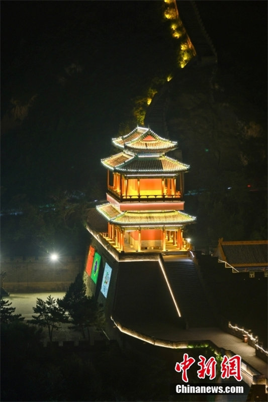 Se??o Juyongguan da Grande Muralha é iluminada para celebrar 50o aniversário das rela??es diplomáticas entre China e Brasil