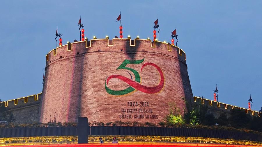 Cidades irm?s da China e do Brasil realizam espetáculos de luzes para comemorar o 50o aniversário do estabelecimento de rela??es diplomáticas entre os dois países