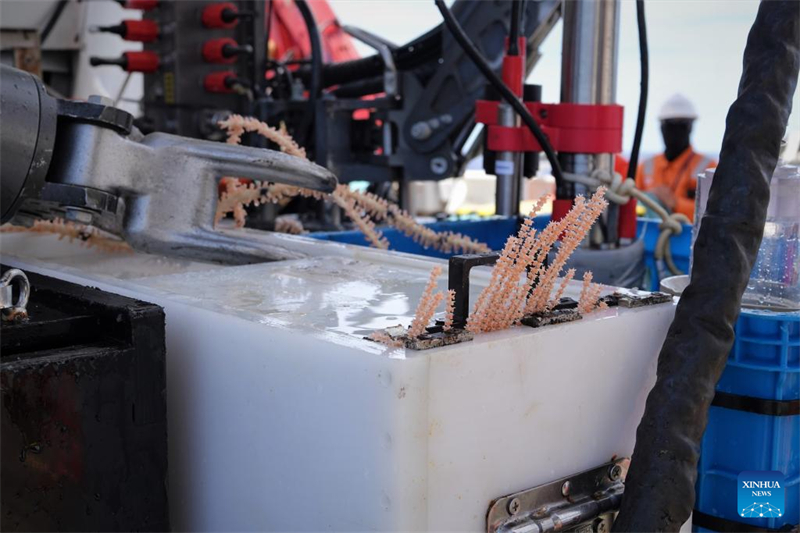 China: submersível tripulado Jiaolong completa 300a imers?o