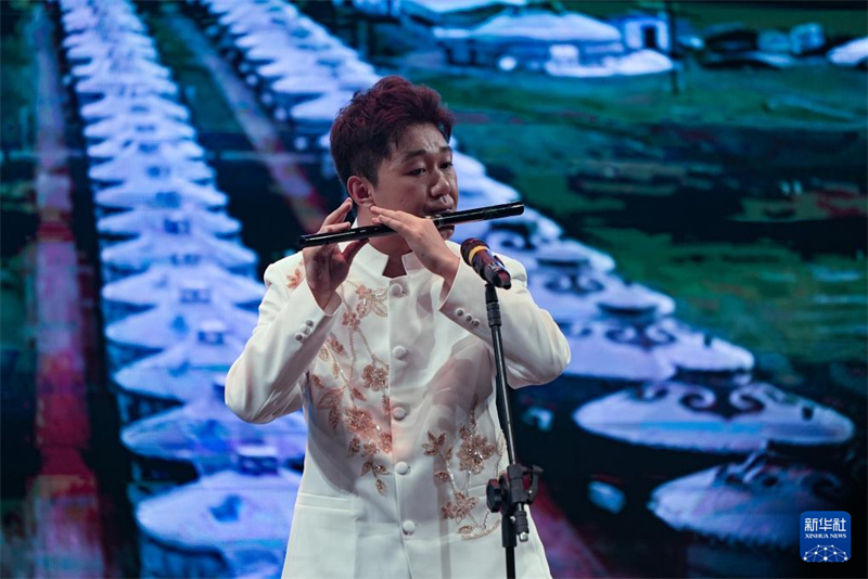 Grupo de Dan?a da Universidade Minzu do Noroeste da China atua em S?o Paulo