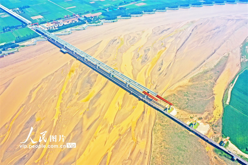 Henan: constru??o da ponte do Rio Amarelo decorre em Mengzhou
