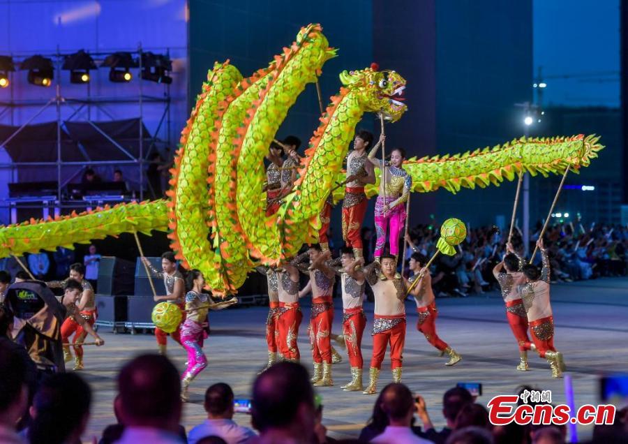 Xinjiang lan?a a primeira temporada de arte folclórica