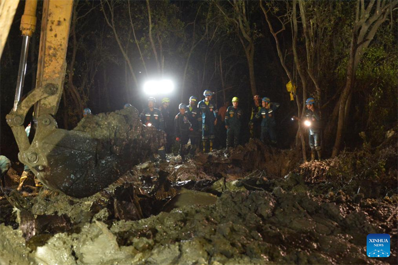 Queda de avi?o na Tailandia deixa cinco chineses mortos