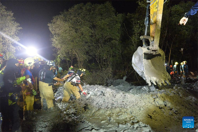 Queda de avi?o na Tailandia deixa cinco chineses mortos