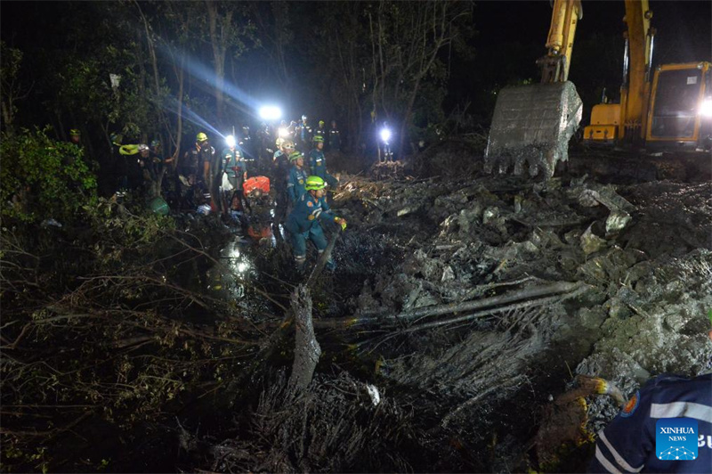 Queda de avi?o na Tailandia deixa cinco chineses mortos