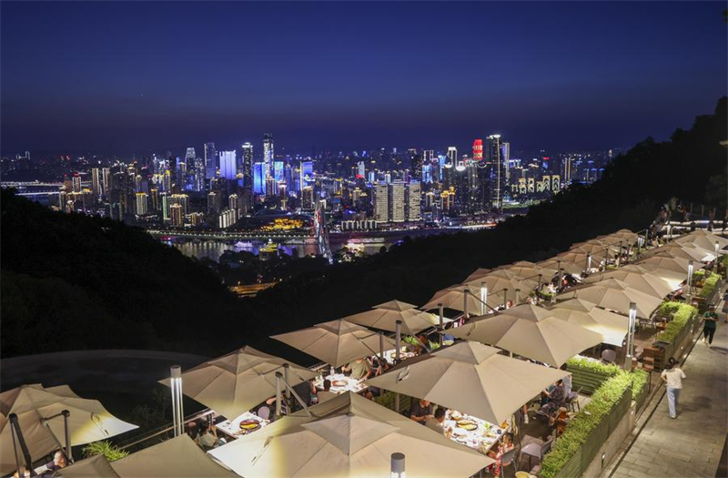 Município de Chongqing atrai viajantes de ver?o, apesar de temperaturas elevadas