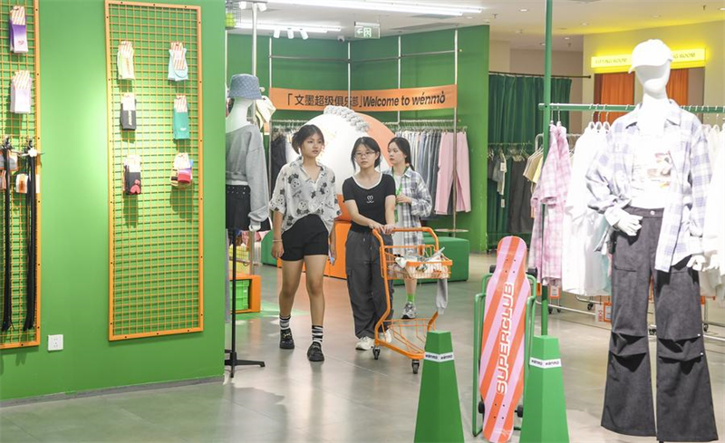 Município de Chongqing atrai viajantes de ver?o, apesar de temperaturas elevadas