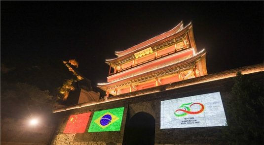 Se??o Juyongguan da Grande Muralha é iluminada para celebrar 50o aniversário das rela??es diplomáticas entre China e Brasil