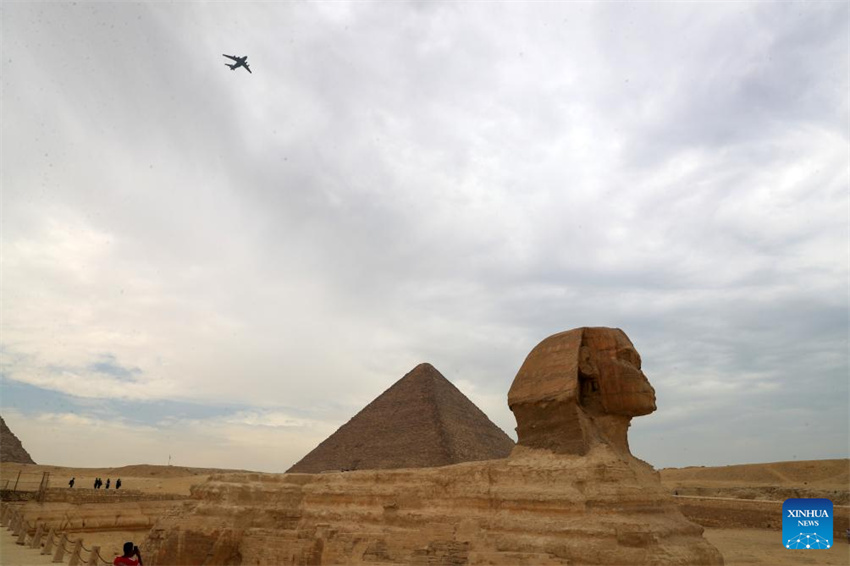 Avi?es da for?a aérea chinesa participam em show aéreo no Egito