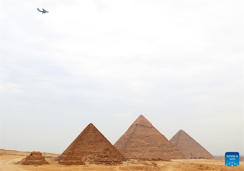 Avi?es da for?a aérea chinesa participam em show aéreo no Egito