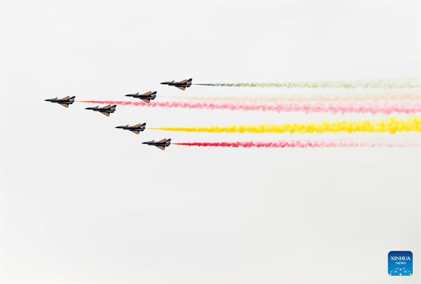 Avi?es da for?a aérea chinesa participam em show aéreo no Egito