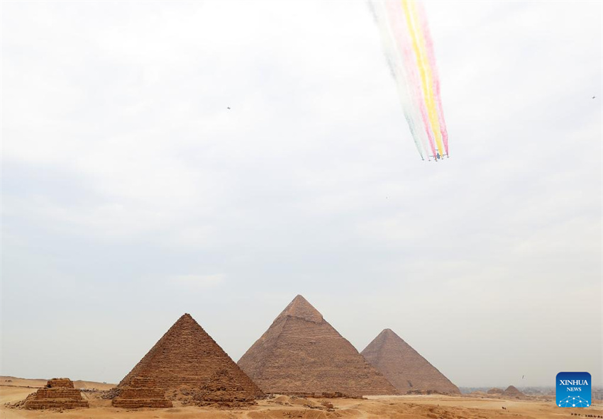 Avi?es da for?a aérea chinesa participam em show aéreo no Egito