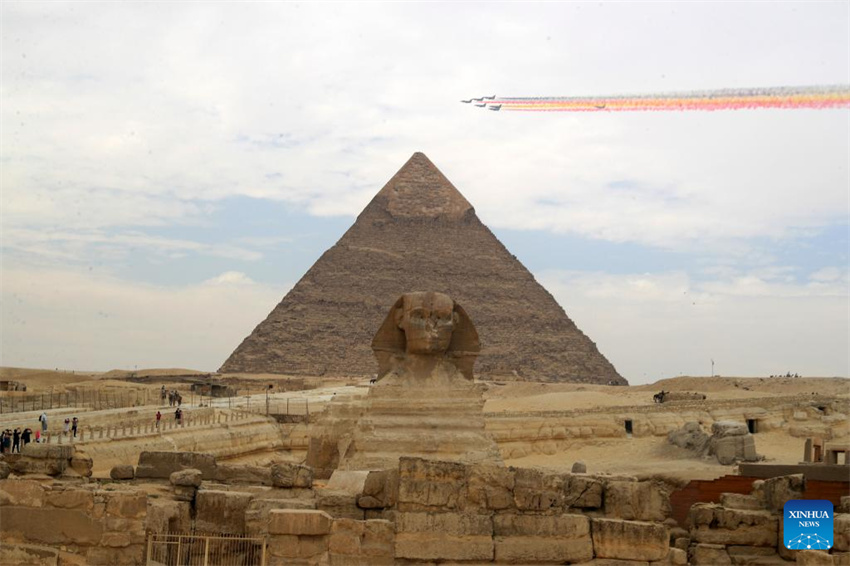 Avi?es da for?a aérea chinesa participam em show aéreo no Egito