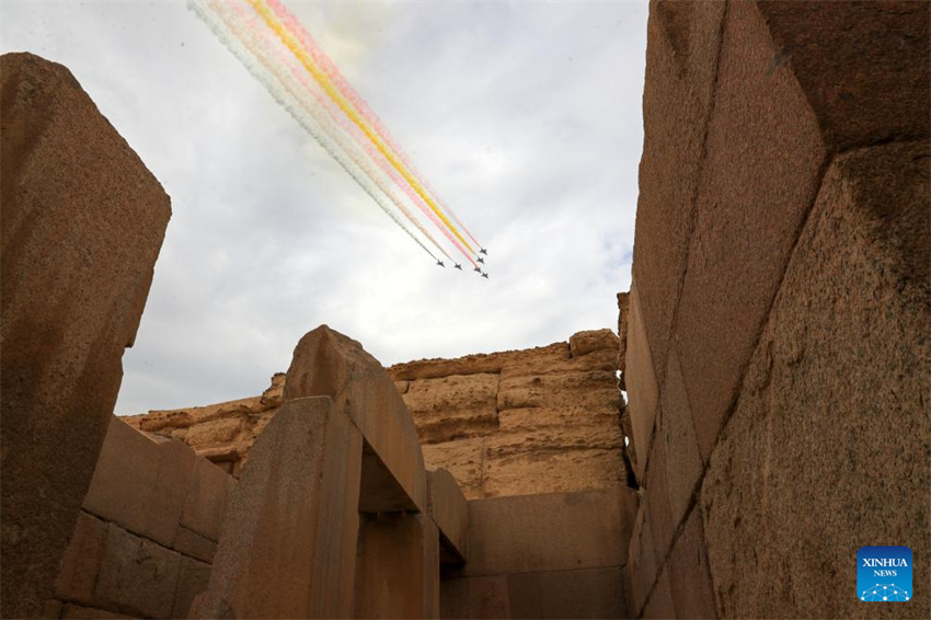 Avi?es da for?a aérea chinesa participam em show aéreo no Egito