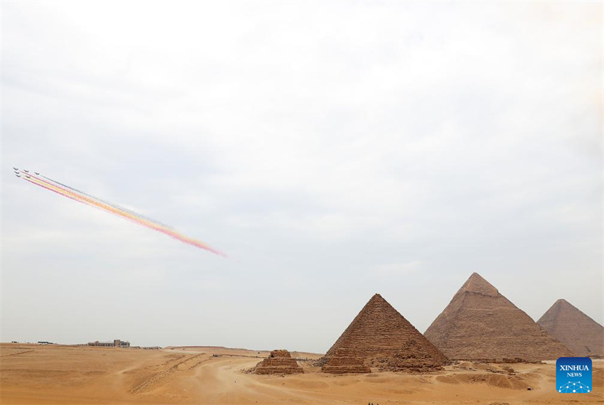 Avi?es da for?a aérea chinesa participam em show aéreo no Egito
