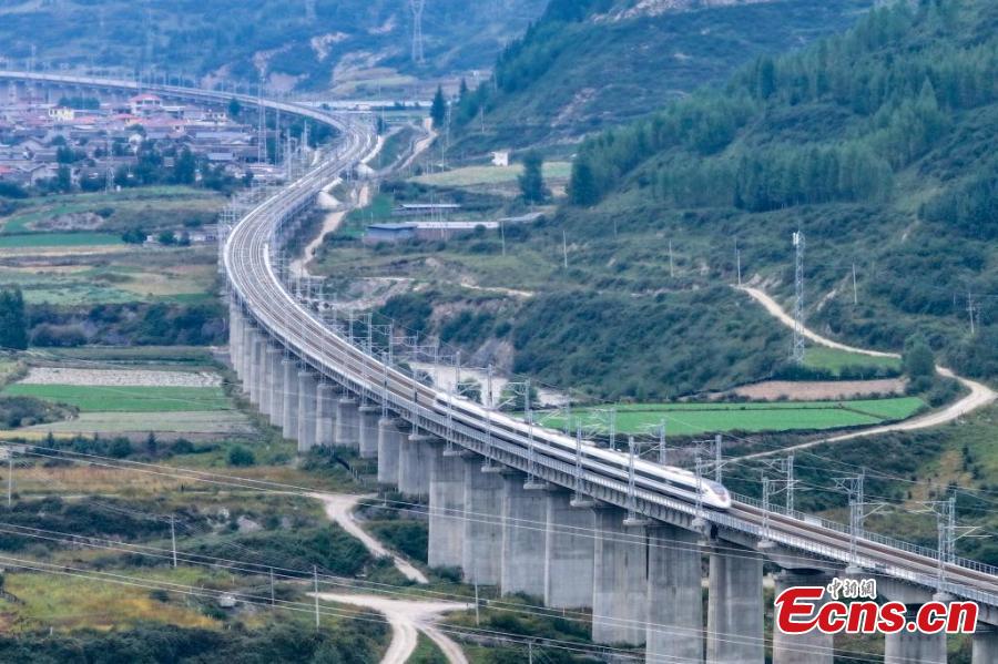 Trecho principal da ferrovia Sichuan-Qinghai prestes a ser inaugurado