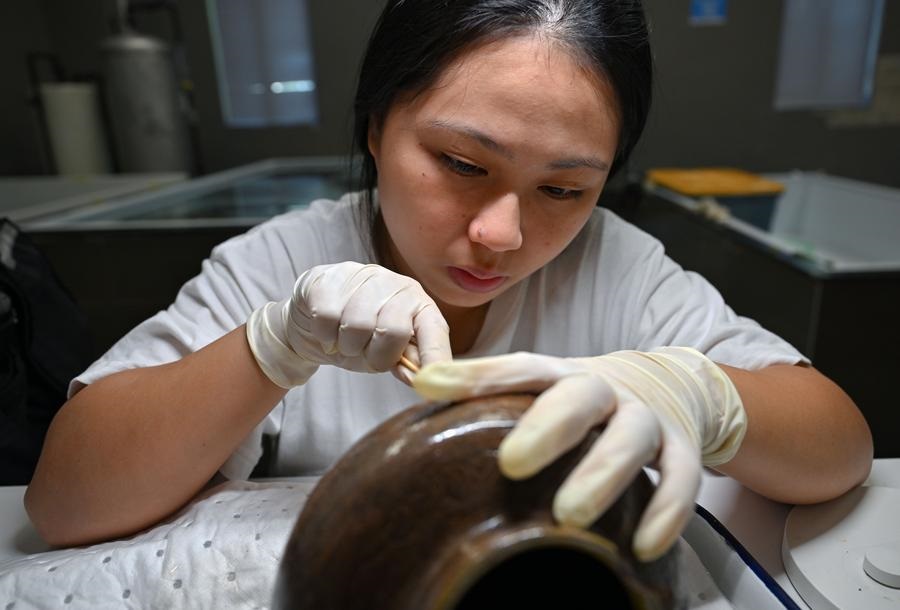 Equipe restaura relíquias recuperadas de naufrágios no Mar do Sul da China