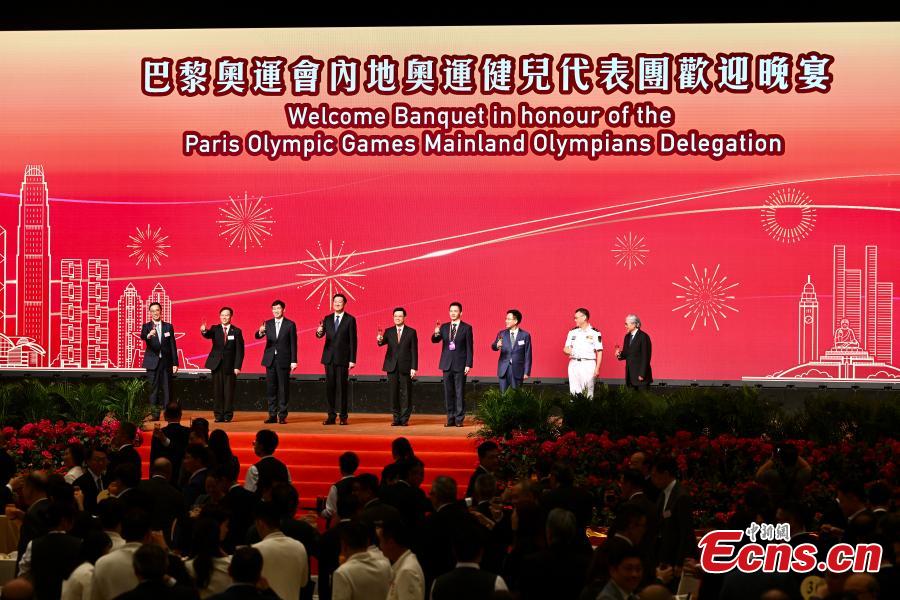 Atletas olímpicos chineses do continente visitam Hong Kong