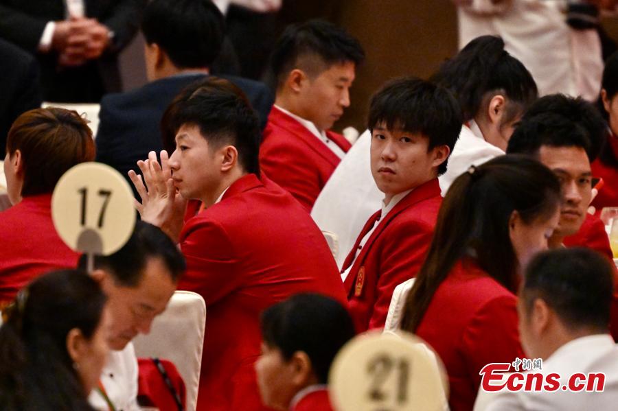 Atletas olímpicos chineses do continente visitam Hong Kong