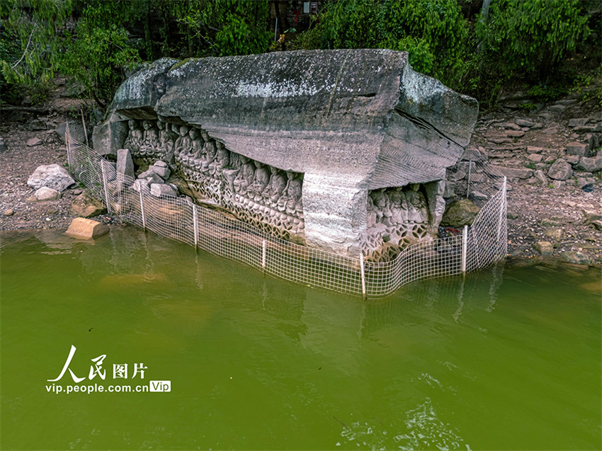 Sichuan: estátuas milenares expostas após queda de nível de água de reservatório