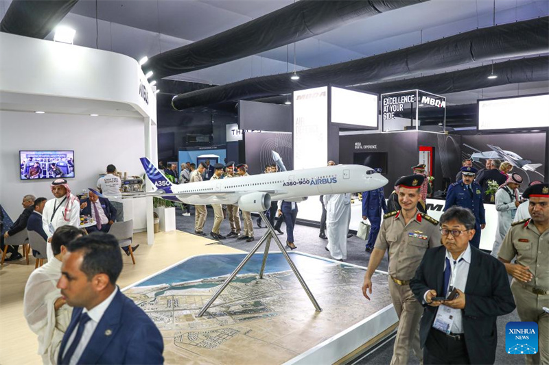 Primeiro Show Aéreo Internacional do Egito inicia com avi?o chinês em exposi??o a solo