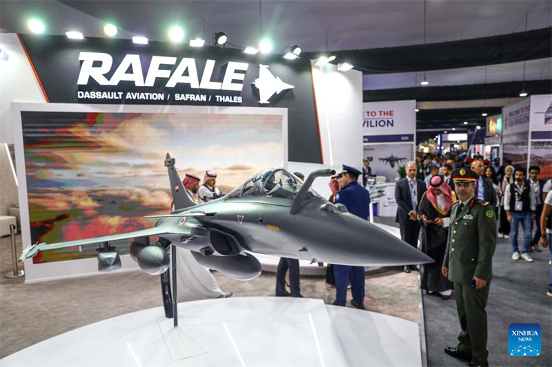 Primeiro Show Aéreo Internacional do Egito inicia com avi?o chinês em exposi??o a solo