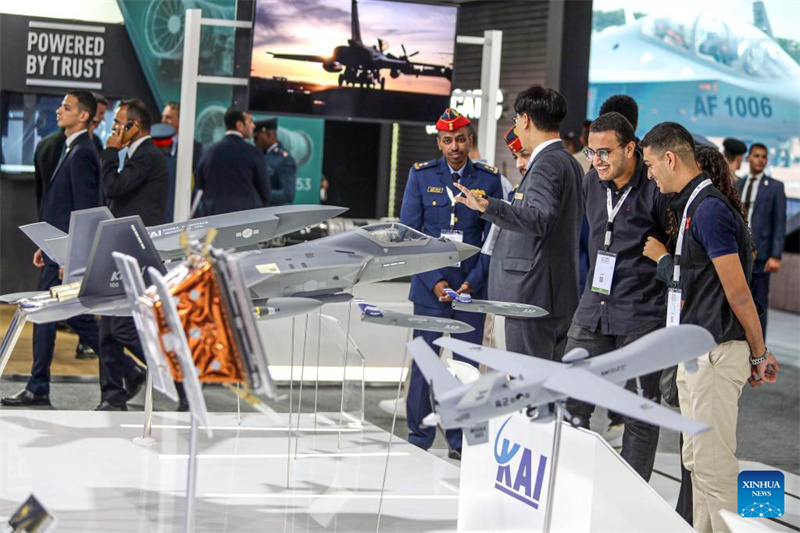 Primeiro Show Aéreo Internacional do Egito inicia com avi?o chinês em exposi??o a solo