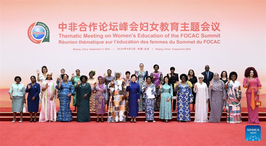 Peng Liyuan e c?njuges de líderes africanos participam de reuni?o sobre educa??o de mulheres