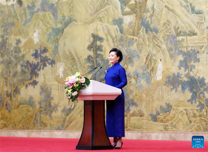 Peng Liyuan e c?njuges de líderes africanos participam de reuni?o sobre educa??o de mulheres